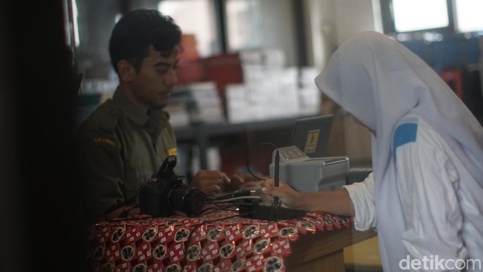 Gak Perlu ke Kelurahan, Siswa SMK Ini Bikin E-KTP Disekolah Seorang siswi mengisi data untuk pembuatan Kartu Tanda Penduduk Elektronik (KTP-el) di SMK Karya Bangsa, Rabu (26/10/2022).