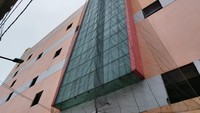 Pihak pengelola gedung sudah memasangkan jaring di kaca bagian yang menghadap pemukiman. Para warga pun berharap ada perhatian lebih dari pengelola agar tidak memakan korban. 