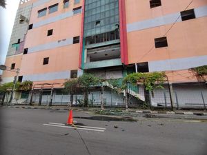 Besi Dicolong Diduga Jadi Biang Kerok Kaca Gedung Eks Ramayana Koja Jatuh