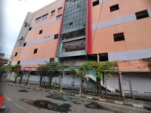 Balada Gedung Terbengkalai Eks Ramayana, Kaca Sampai Jatuh ke Pemukiman