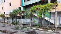 Di sekitar lokasi gedung nampak kaca berserakan. Bahkan, akses Jalan Lorong 104 Timur yang berada di samping gedung sampai harus ditutup demi menghindari kejadian kaca berjatuhan terulang. Penampakannya seperti di film-film zombie.