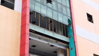 Lokasi gedung eks pusat perbelanjaan yang terbengkalai itu terletak persis di pinggir Jalan Raya Yos Sudarso. Gedung itu diapit Jalan Lorong 103 dan Jalan Lorong 104 Timur.