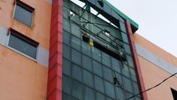 Dari pantauan langsung detikcom, Rabu (26/10/2022), gedung tersebut sudah kosong dan terbengkalai. Video-video yang beredar di media sosial benar adanya, beberapa kaca-kaca jendela telah berjatuhan dari gedung. Bahkan, beberapa kaca jatuh di tengah pemukiman warga. 