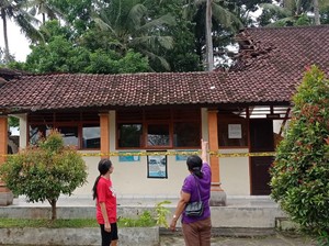 Hujan Deras Semalaman, Atap Gedung SDN 3 Kukuh Tabanan Ambruk
