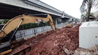 Tampak alat berat dikerahkan dalam pengerjaan ini.