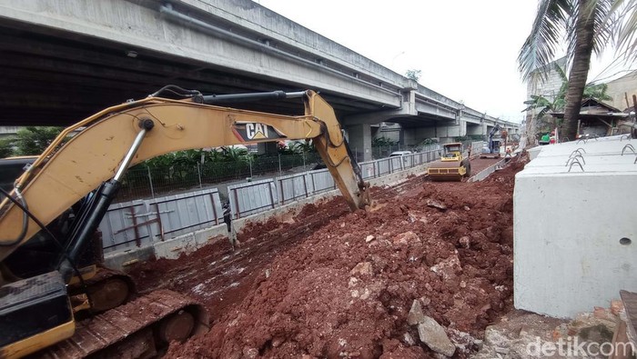 Jalan Kalimalang Sisi Selatan, Cipinang Melayu, Jakarta Timur tengah dilebarkan. Pelebaran jalan untuk memperlancar arus lalu lintas setalah ramp off Tol Becakayu.