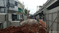 Pekerja melakukan pelebaran jalan di Jalan Kalimalang Sisi Selatan, Cipinang Melayu, Jakarta Timur, Rabu (26/10/2022).