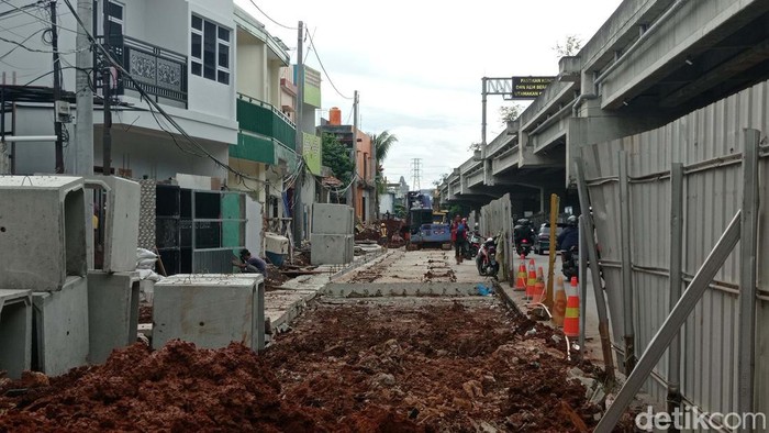 Jalan Kalimalang Sisi Selatan, Cipinang Melayu, Jakarta Timur tengah dilebarkan. Pelebaran jalan untuk memperlancar arus lalu lintas setalah ramp off Tol Becakayu.
