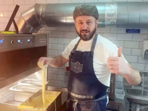 Demi Hobi, Guru Ini Rela Keja Sampingan Sebagai Chef
