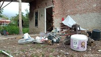 Akibat kejadian rumah ambruk ini, Wanda bersama keluarga pun untuk sementara harus mengungsi ke kediaman orang tua istrinya.
