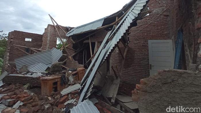 Hujan deras yang mengguyur wilayah Kota Cirebon pada Selasa (25/10/2022) kemarin mengakibatkan sebuah rumah milik warga di Kelurahan Argasunya, Kecamatan Harjamukti ambruk.