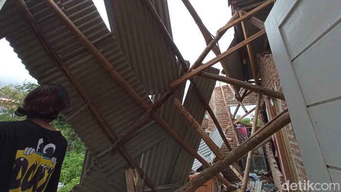 Hujan deras yang mengguyur wilayah Kota Cirebon pada Selasa (25/10/2022) kemarin mengakibatkan sebuah rumah milik warga di Kelurahan Argasunya, Kecamatan Harjamukti ambruk.