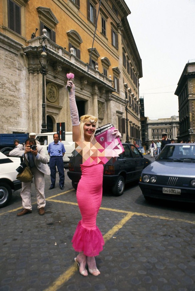 Populer sebagai bintang porno, Ilona Staller memanfaatkan tubuhnya untuk kampanye. Dia tampil topless di Roma, Italia pada Juni 1987 saat hari-hari terakhir kampanye. Dia membawa-bawa poster bergambar dirinya dengan tulisan permintaan untuk memilihnya. Foto: Dok. Getty Images