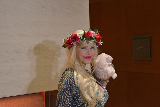 Ilona Staller berkarier sebagai bintang porno sejak tahun 1970-an. Dia membintangi film porno hardcore pertamanya pada 1983. Pada 1987 tahun di mana dia mencalonkan diri sebagai anggota DPR, Ilona membintangi film dewasa di Amerika Serikat. Foto: Getty Images