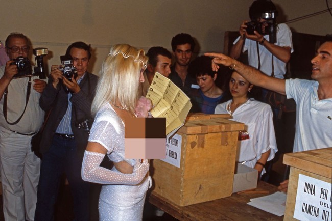 Pada hari pencoblosan anggota dewan, Ilona pun tampil topless. Dia nekat menggunakan busana yang mengekspos payudaranya saat melakukan pencoblosan. Foto: Dok. Getty Images