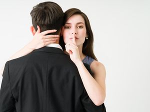 Kisah Wanita Duduk Depan Rumah Pria yang Diincarnya di Bumble Hingga Menikah