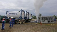 Petugas melakukan proses injeksi CO2 di sumur JTB-161 Mundu, Jatibarang, Indramayu, Jawa Barat, Rabu (26/10/2022).