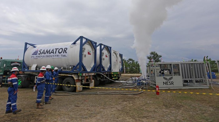 Petugas memeriksa keran pipa sumur saat proses injeksi CO2 di sumur JTB-161 Mundu, Jatibarang, Indramayu, Jawa Barat, Rabu (26/10/2022). Pertamina melakukan injeksi perdana CO2 ke sumur minyak sebagai langkah awal penerapan teknologi Carbon Capture, Utilization & Storage (CCUS) untuk meningkatkan produksi minyak dalam negeri. ANTARA FOTO/Dedhez Anggara./hp.