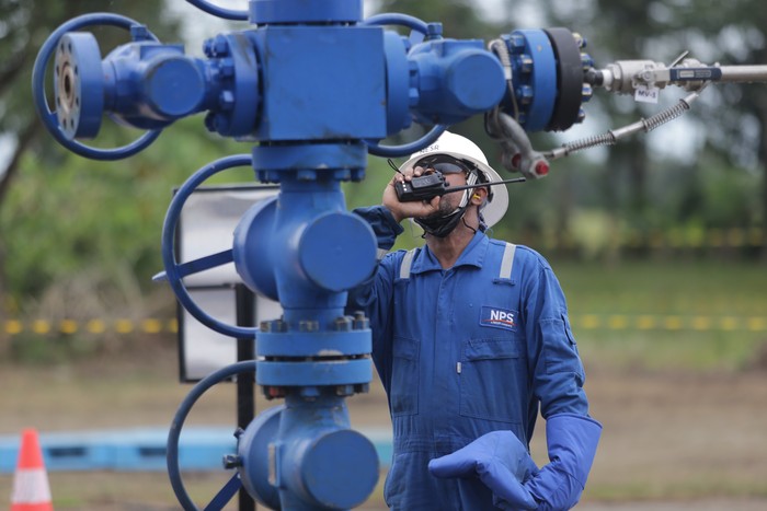 Petugas memeriksa keran pipa sumur saat proses injeksi CO2 di sumur JTB-161 Mundu, Jatibarang, Indramayu, Jawa Barat, Rabu (26/10/2022). Pertamina melakukan injeksi perdana CO2 ke sumur minyak sebagai langkah awal penerapan teknologi Carbon Capture, Utilization & Storage (CCUS) untuk meningkatkan produksi minyak dalam negeri. ANTARA FOTO/Dedhez Anggara./hp.