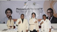 Ketua Umum Ikatan Pekerja Sosial Masyarakat (IPSM) Giwo Rubianto Wiyogo (kedua kanan), Sekjen IPSM Andriansyah (ketiga kiri) dan Koordinator Pekerja Sosial Masyarakat, Pekerja Sosial, Karang Taruna Kemensos Tri Wiyanto (ketiga kanan) menyanyikan lagu Indonesia Raya saat membuka rapat kerja pengurus nasional IPSM periode 2017-2022 dan Musyawarah Nasional (Munas) IV di Gedung Islamic Center Bekasi, Jawa Barat, Rabu (26/10/22).