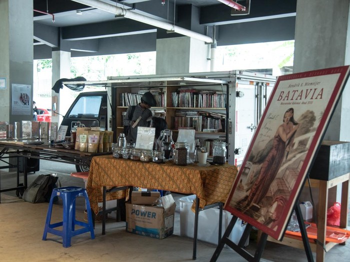 Moli Kobam (Mobil Literasi Komunitas Bambu), Pustaka Bergerak, Food Truck
PROMENADE AREA, PLANETARIUM HALLWAY, LOADING AREA WAHYU SIHOMBING THEATRE. Acara ini merupakan rangkaian Jakarta Indonesia Literary Festival (JILF) yang berlangsung 22 Oktober-26 Oktober. 
(Foto : Eka Nickmatulhuda)