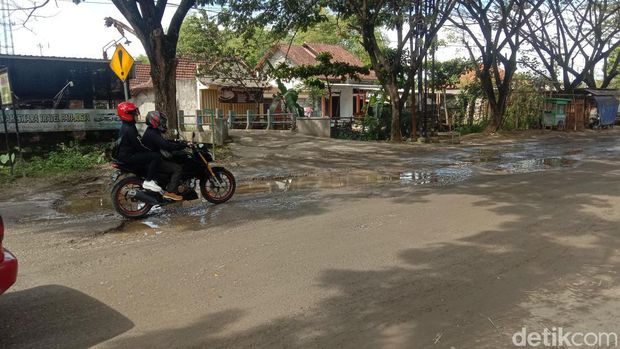 Jalan rusak di Jekenan Pati rusak. Ada banyak lubang menganga dan jalan yang bergelombang. Foto diambil Rabu (26/10/2022).