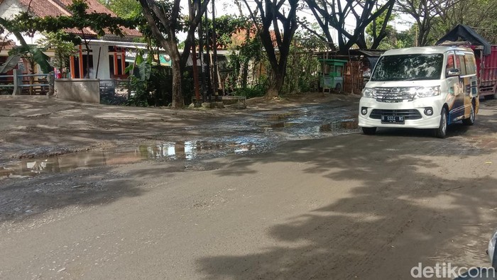 Jalan rusak di Jekenan Pati rusak. Ada banyak lubang menganga dan jalan yang bergelombang. Foto diambil Rabu (26/10/2022).