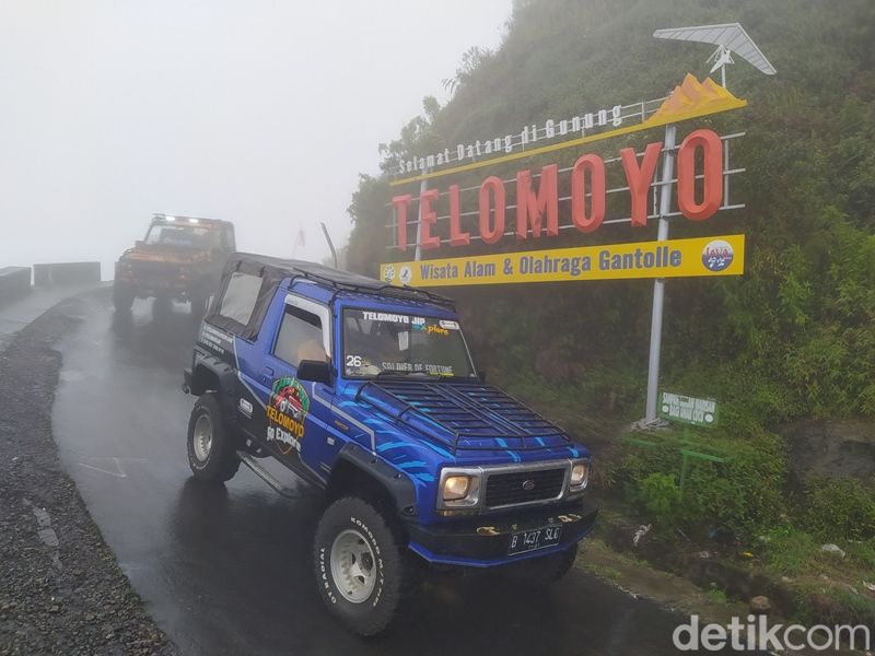 Jip wisata di kawasan Gunung Telomoyo, perbatasan Kabupaten Magelang dan Kabupaten Semarang, Rabu (26/10/2022).