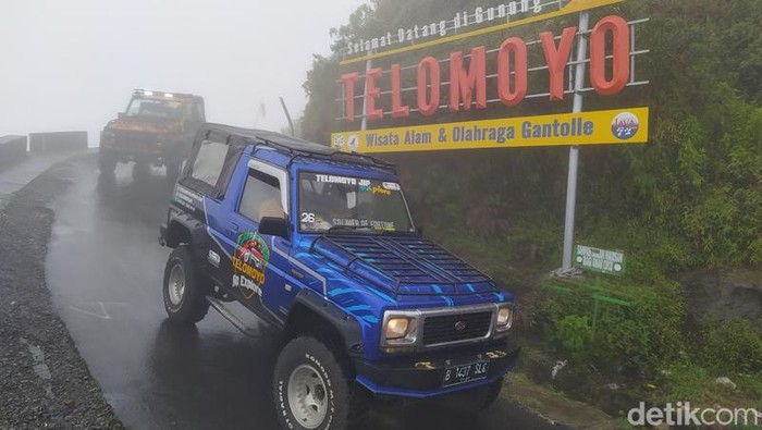 Jip wisata di kawasan Gunung Telomoyo, perbatasan Kabupaten Magelang dan Kabupaten Semarang, Rabu (26/10/2022).
