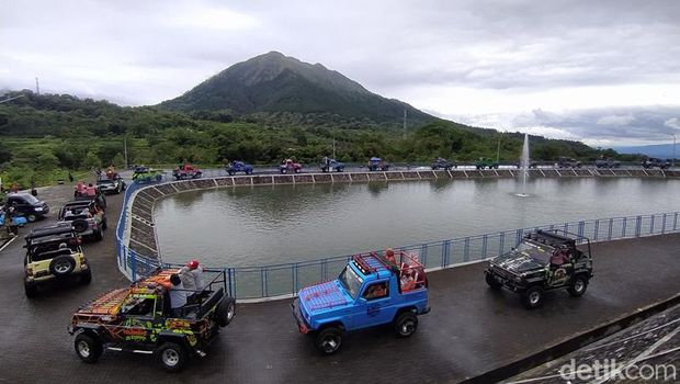 Jip wisata di kawasan Gunung Telomoyo, perbatasan Kabupaten Magelang dan Kabupaten Semarang, Rabu (26/10/2022).