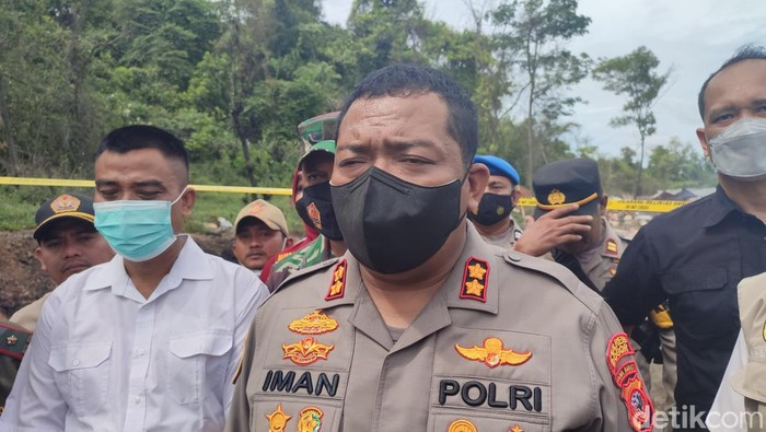 Kapolres Bogor AKPB Iman Imanuddin pimpin penyegelan pembuangan limbah ilegal
