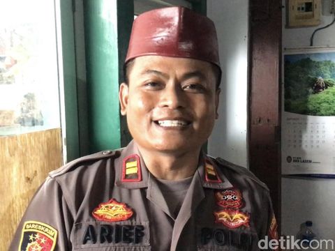 Kapolsek Lasem Iptu Arief Kristiwan, saat memberikan penjelasan soal video viral fenomena musafir Joko Kendil, Rabu (26/10/2022) siang, di Lasem, Rembang.