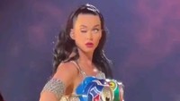 Penyanyi Katy Perry membuat khawatir publik usai beredarnya video dirinya sedang berusaha membuka mata kanannya dengan menekan pelipis mata sebanyak dua kali. (Foto: tangkapan layar viral)