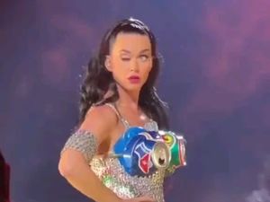 Mata Kanan Katy Perry Menutup Sendiri, Sulit Dibuka saat Konser