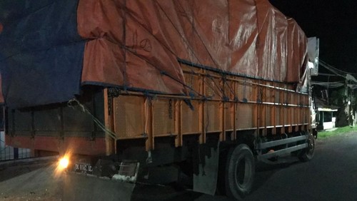 Truk yang terlibat kecelakaan dengan motor di Jalan Raya Singaraja-Seririt, Buleleng Selasa (25/10/2022) malam.