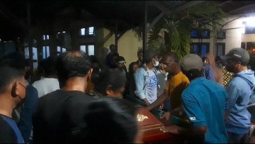 Keluarga korban kebakaran Kapal Chantika Express 77 menangis histeris saat menjemput jenazah di RS Bhayangkara Thitus Uli, Kupang, NTT, Selasa (25/10/2022) malam.