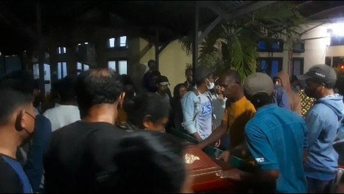 Keluarga korban kebakaran Kapal Chantika Express 77 menangis histeris saat menjemput jenazah di RS Bhayangkara Thitus Uli, Kupang, NTT, Selasa (25/10/2022) malam.