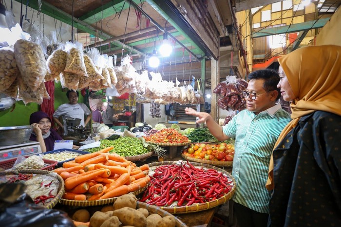 Ketua Umum Partai Kebangkitan Bangsa (PKB) Abdul Muhaimin Iskandar (Gus Muhaimin) melakukan inspeksi mendadak (sidak) di pasar tradisional Johar, Karawang Timur, Karawang, Rabu (26/10/2022).