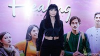 Ia pun mengaku tak bermaksud memamerkan perut rata hasil berolahraga itu. Pool/Noel/detikFoto.