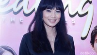Aktris berusia 43 tahun itu tampil menawan dengan busana serba hitam yang memamerkan bagian perutnya. Pool/Noel/detikFoto.