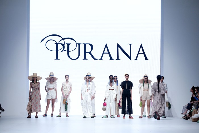 Koleksi Purana di JFW 2023 OCTOBER 24: A model walks the runway of Dewi’s Luxe Market presents Womens Resort Wear featuring Purana during Jakarta Fashion Week 2023 in City Hall – Pondok Indah Mall 3, Jakarta.