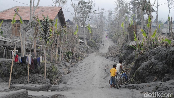 Kondisi Desa Tlogolele, Boyolali saat erupsi Merapi 26 Oktober 2010.