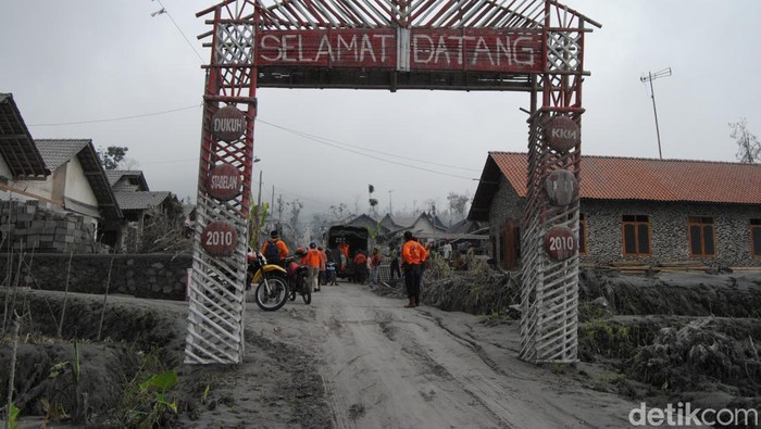 Kondisi Desa Tlogolele, Boyolali saat erupsi Merapi 26 Oktober 2010.