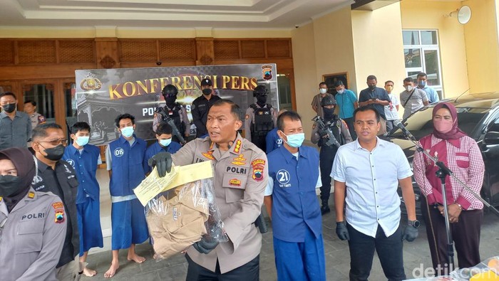 Kapolresta Solo, Kombes Iwan Saktiadi, dan tersangka pemerkosaan anak FCH, saat konferensi pers di Mapolresta Solo, Rabu (26/10/2022).