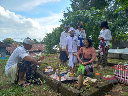 Krama di Desa Adat Buleleng melakukan tradisi munjung saat Hari Raya Pagerwesi, Rabu (26/10/2022).