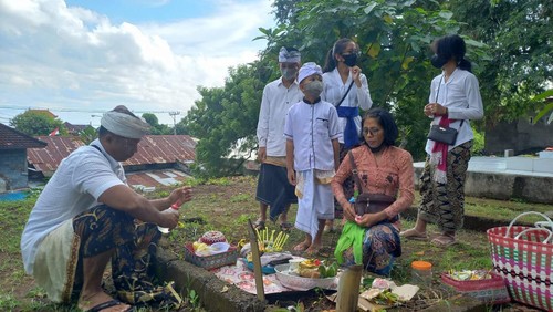 Krama di Desa Adat Buleleng melakukan tradisi munjung saat Hari Raya Pagerwesi, Rabu (26/10/2022).