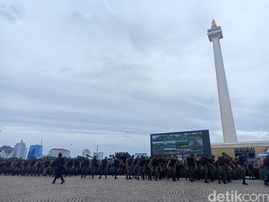 KSAD Jenderal Dudung Abdurachman Pimpin Apel Gelar Pasukan di Monas