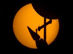 Penampakan Gerhana Matahari Terakhir 2022 di Berbagai Negara