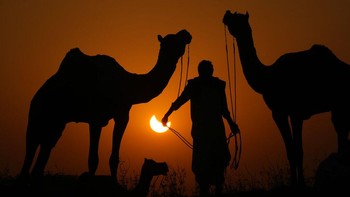 Gerhana Matahari sebagian pada 25 Oktober 2022 adalah gerhana Matahari kedua di 2022 dan peristiwa gerhana Matahari terakhir di tahun ini. Foto ini diambil di Rajasthan, India. Foto: AP/Hassan Ammar