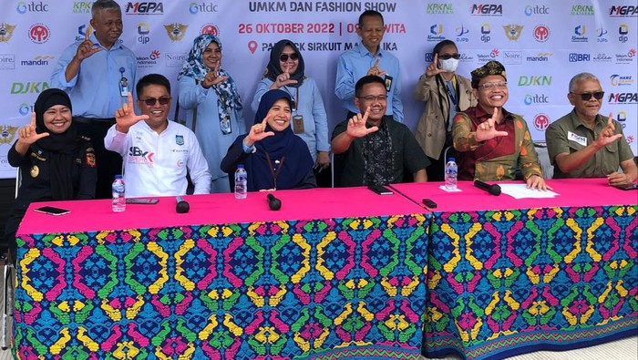 Proses lelang merchandise milik rider MotoGP di Sirkuit Mandalika, Rabu (26/10/2022).